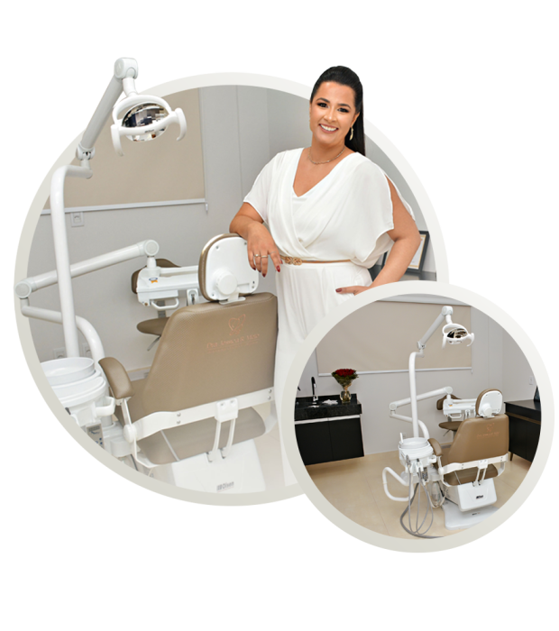 Uma mulher sorridente de vestido branco ao lado de uma moderna cadeira odontológica em uma Clínica Odontológica em Goiânia.